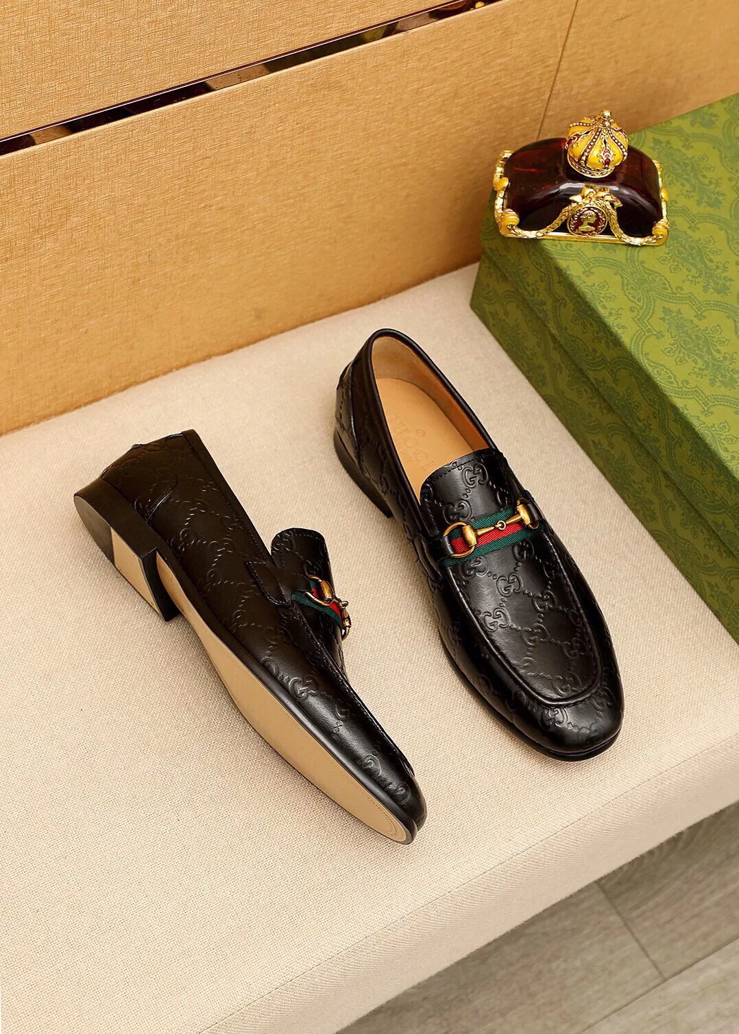 Men's shoes 💰480 💐 Product trademark: GUCCI "Gucci" casual leather shoes Regular size: 38-45 (45.46🉑️customized) Product materials: Selected imported first-layer calfskin embossed upper + luxury hardware buckle, imported cowhide leather lining. Strong three-dimensional visual effect, original outsole color: 2 colors available